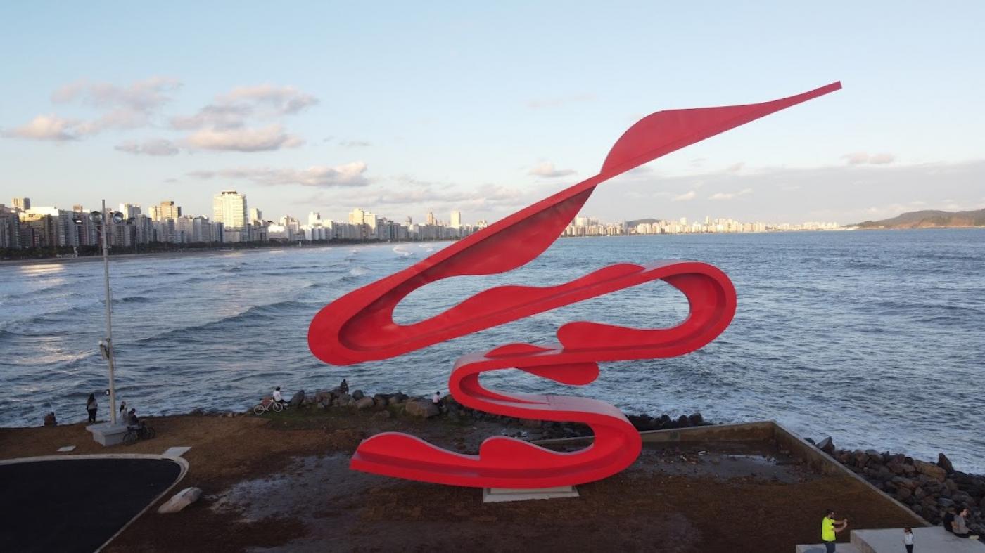 escultura de tomie ohtake vista do alto, na plataforma do emissário, com o mar em torno. #paratodosverem