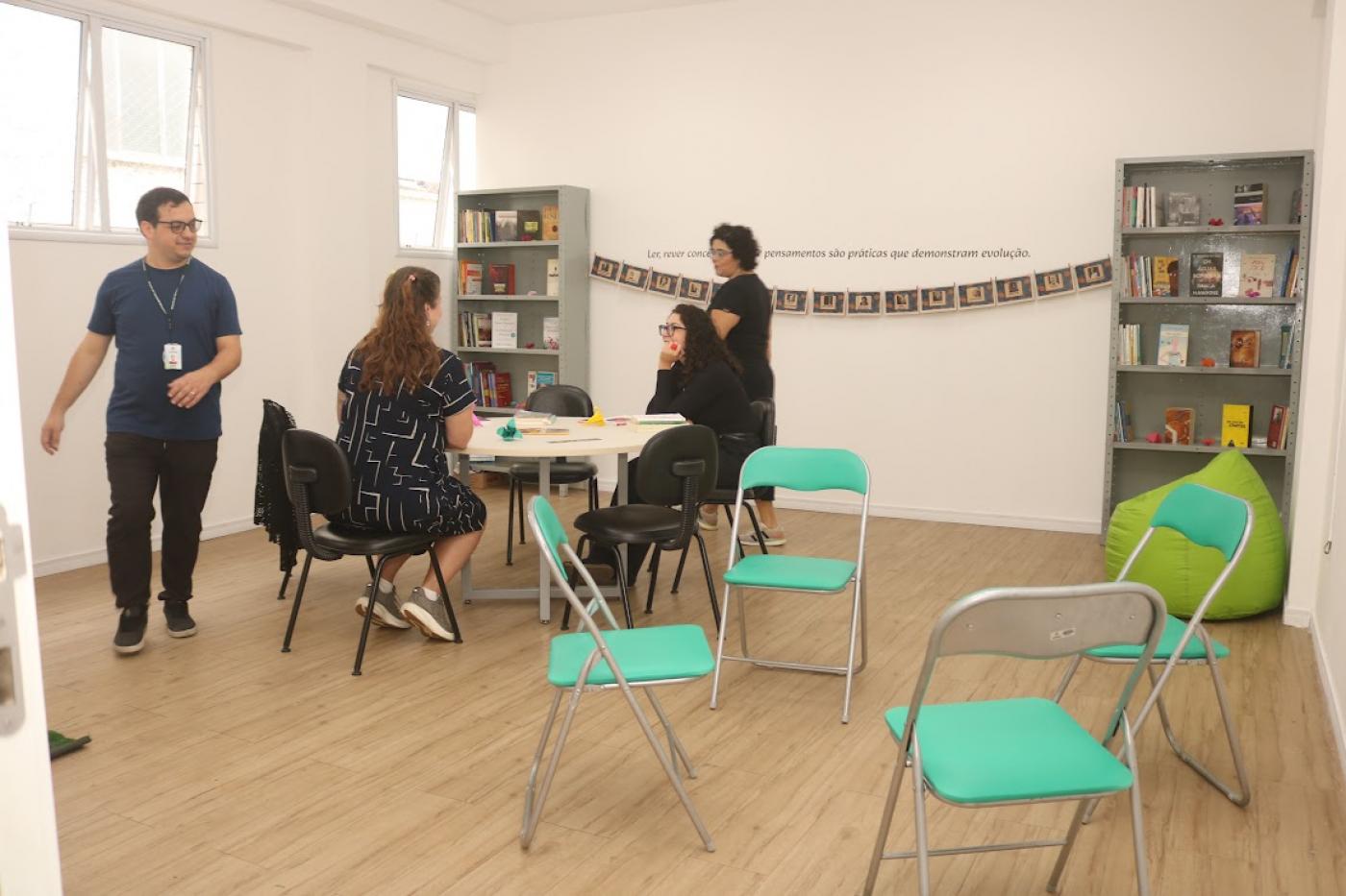 servidores em biblioteca #paratodosverem 