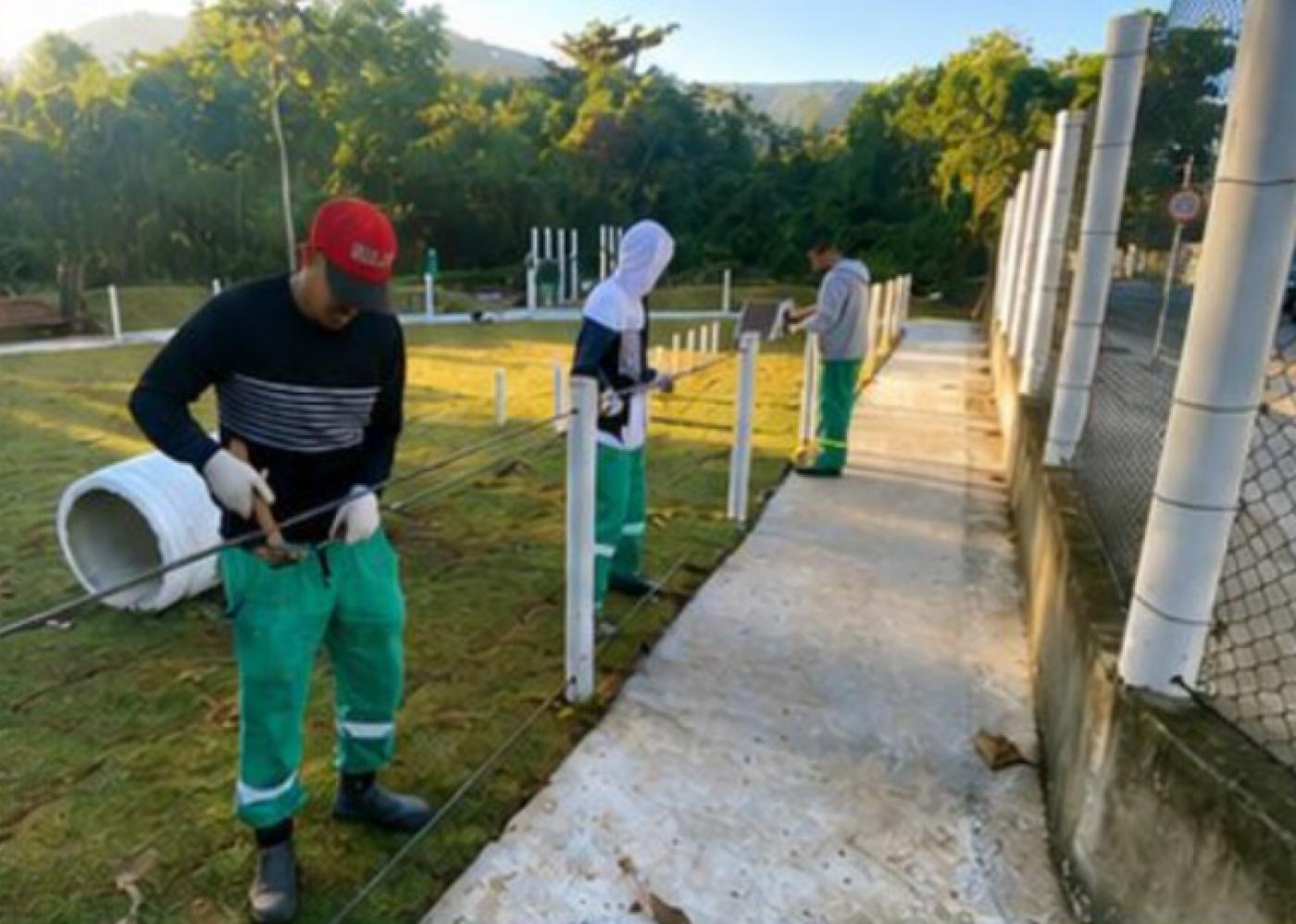 operários montando circuito #paratodosverem
