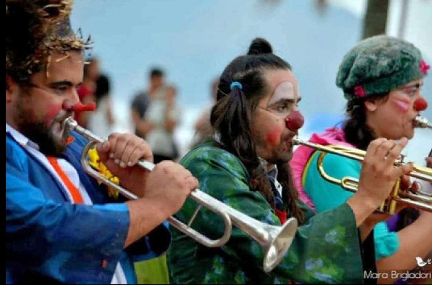 palhaços tocando trombone #paratodosverem 
