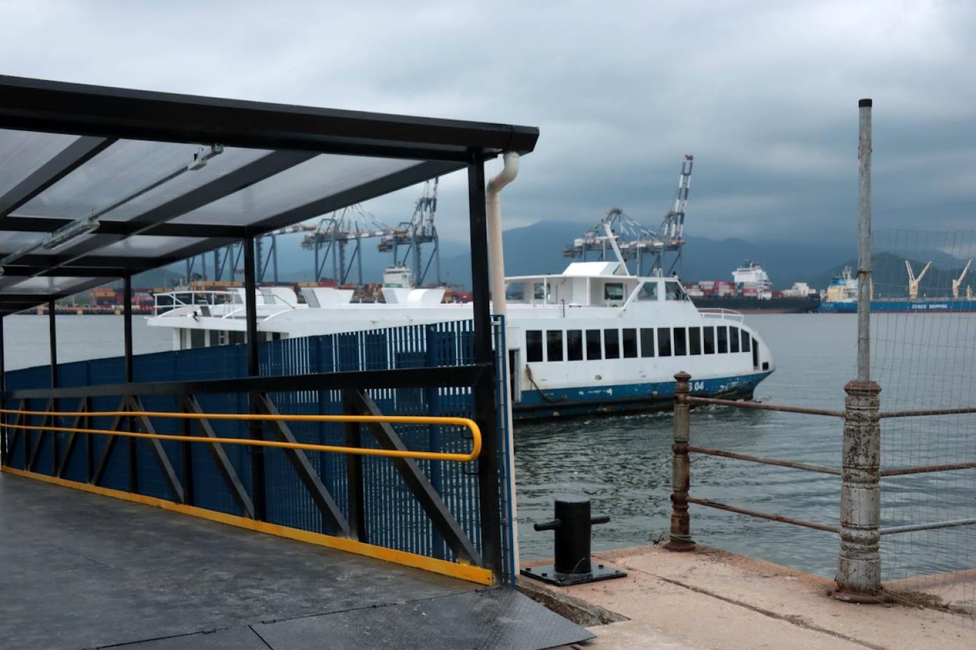 barco saindo da estação #paratodosverem
