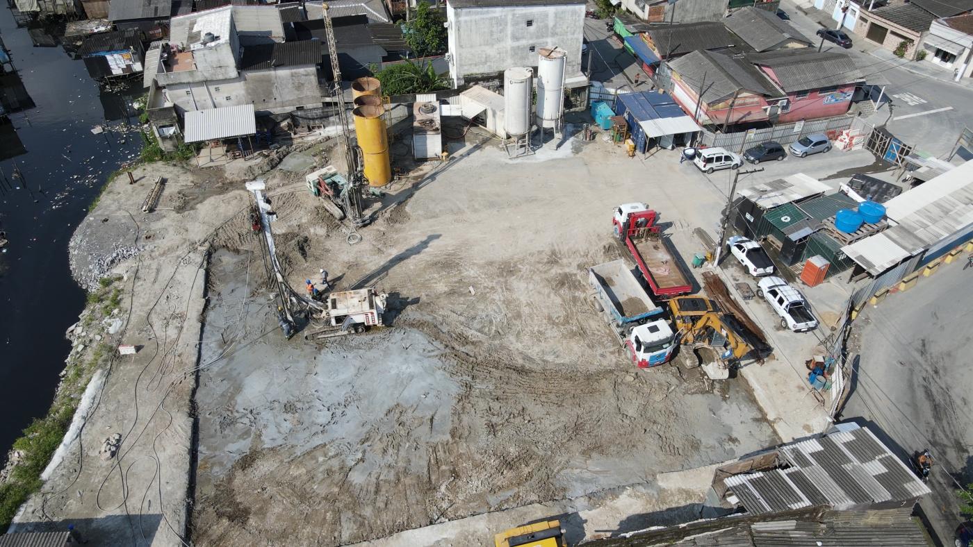 imagem área da obra com grande terreno com caminhões e maquinário #paratodosverem