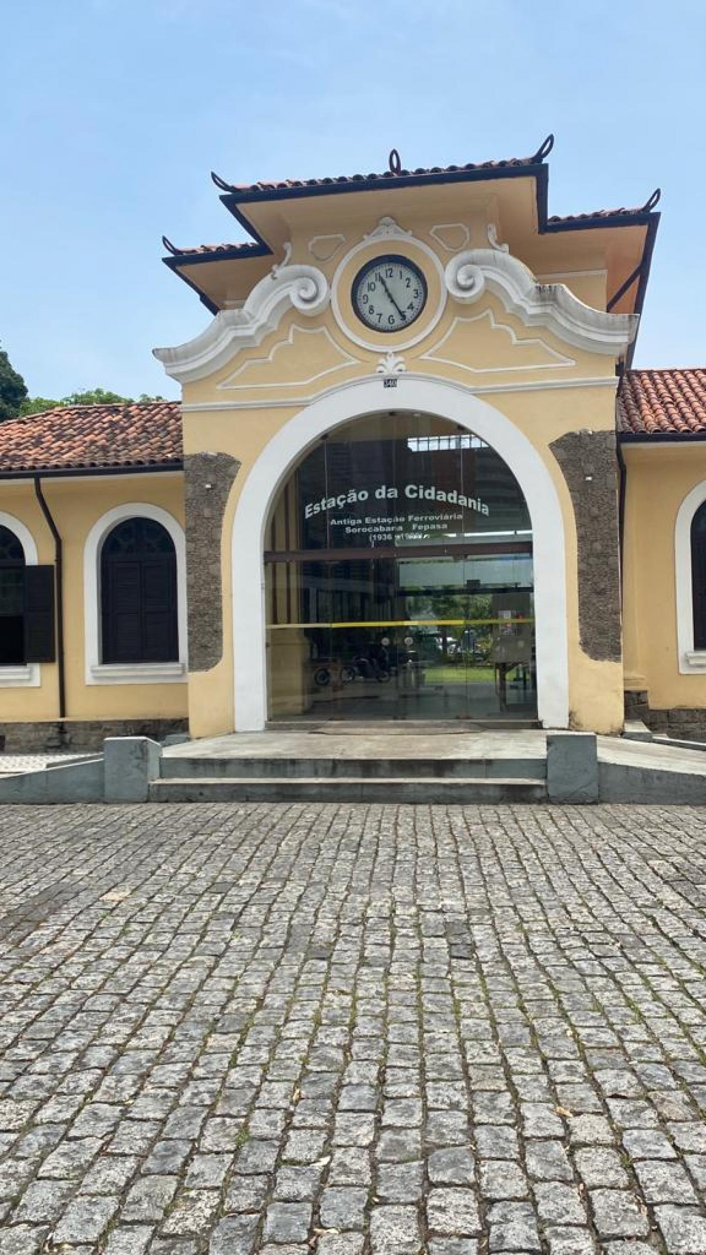 relógio da estação #paratodosverem