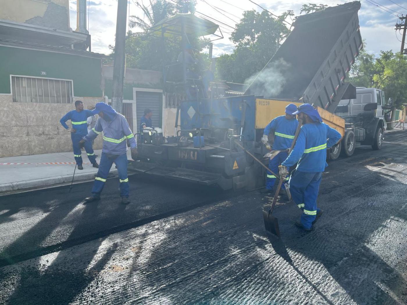 operários atuando na pavimentação #paratodosverem 