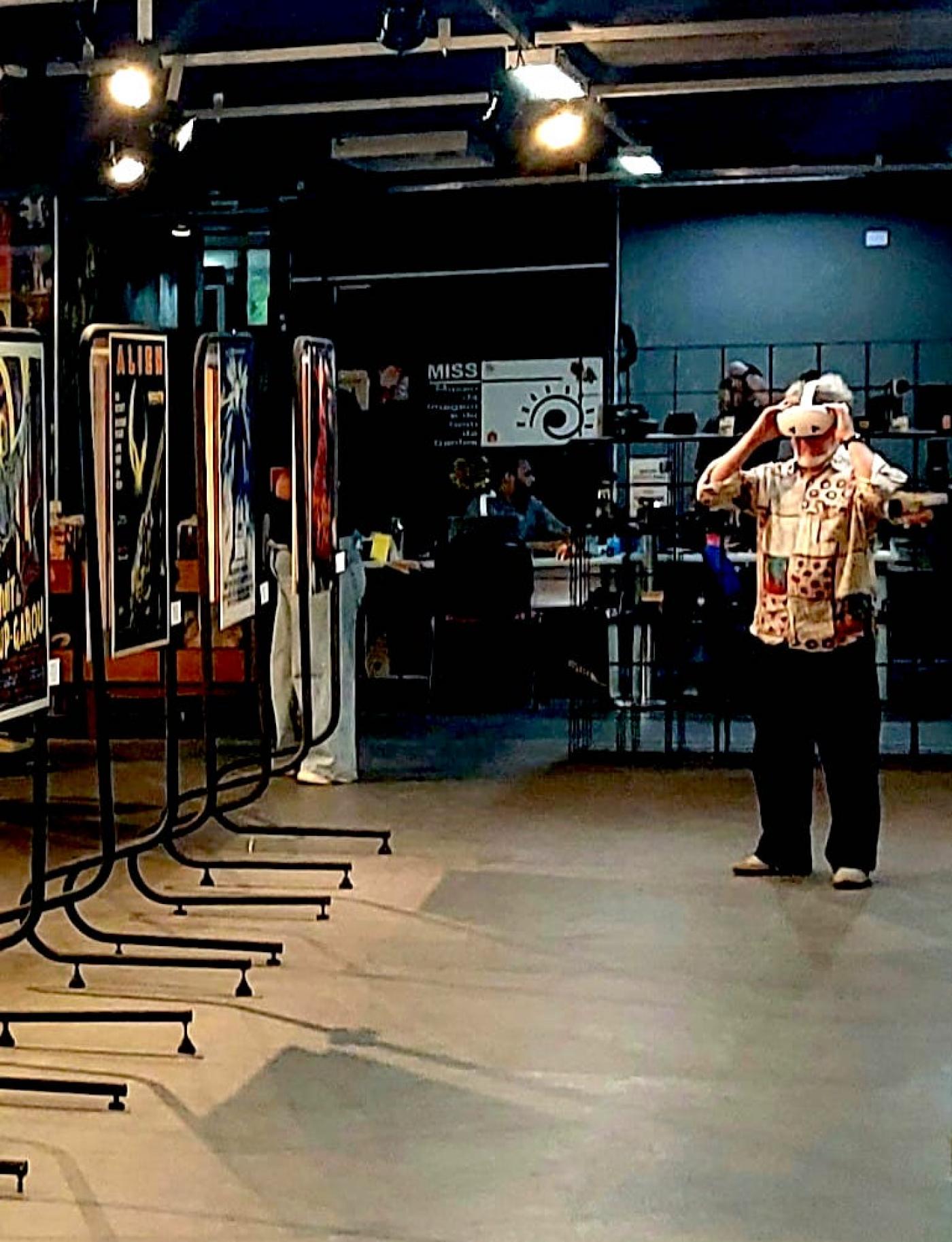 pessoa usando óculos de realidade aumentada em exposição #paratodosverem