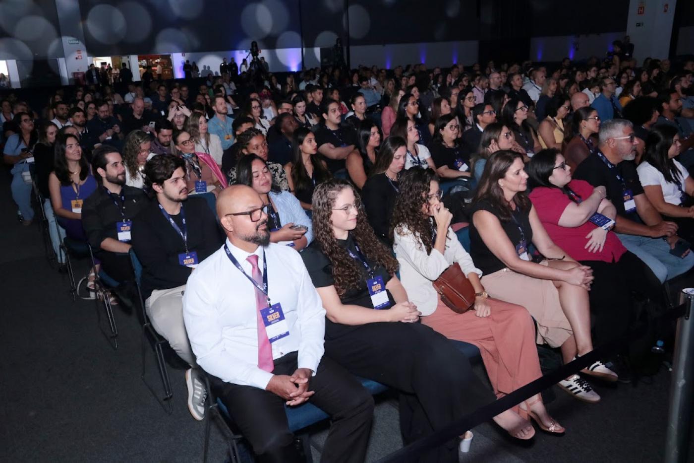 público acompanhando evento #paratodosverem