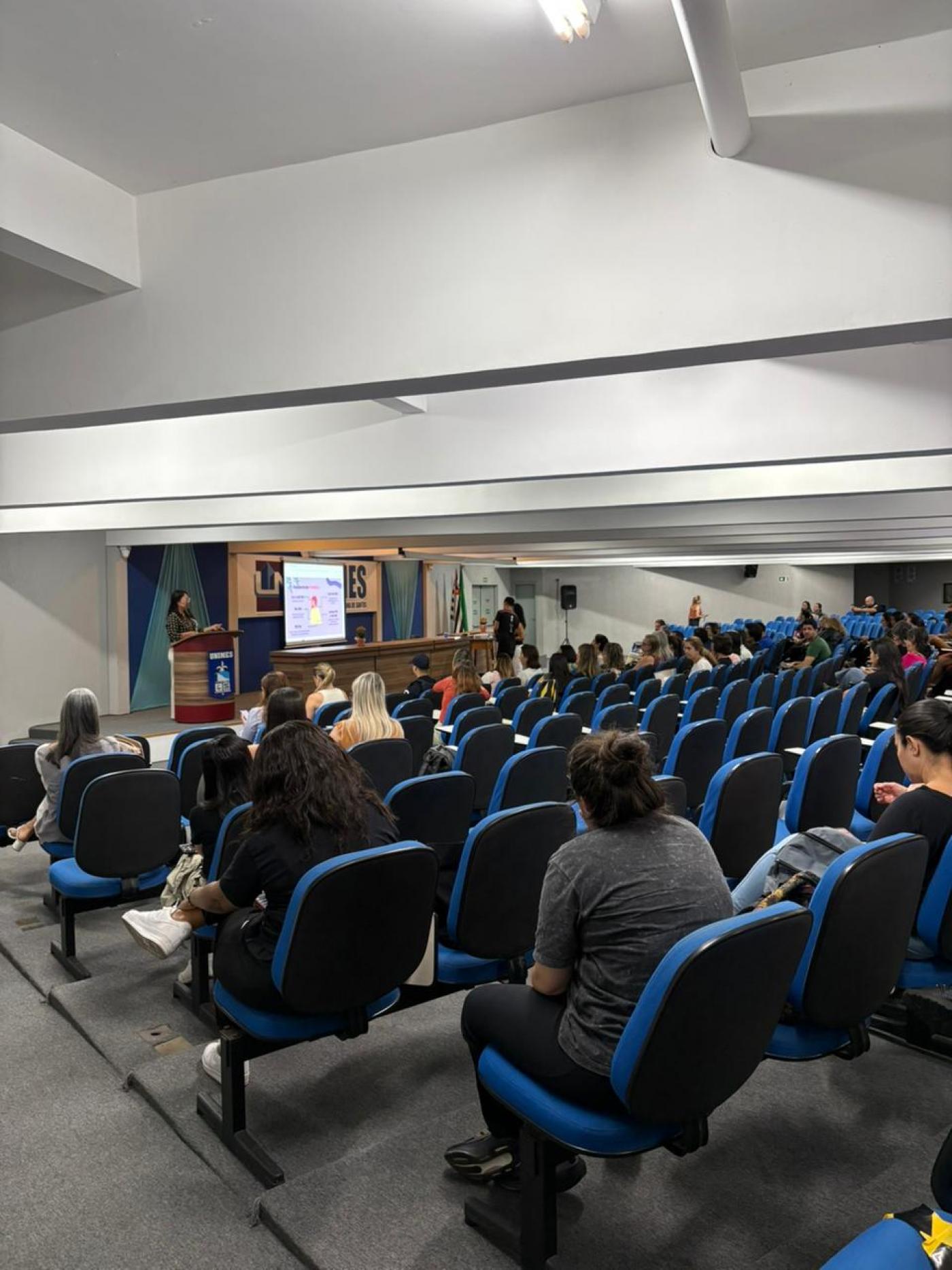 pessoas acompanhando a palestra #paratodosverem