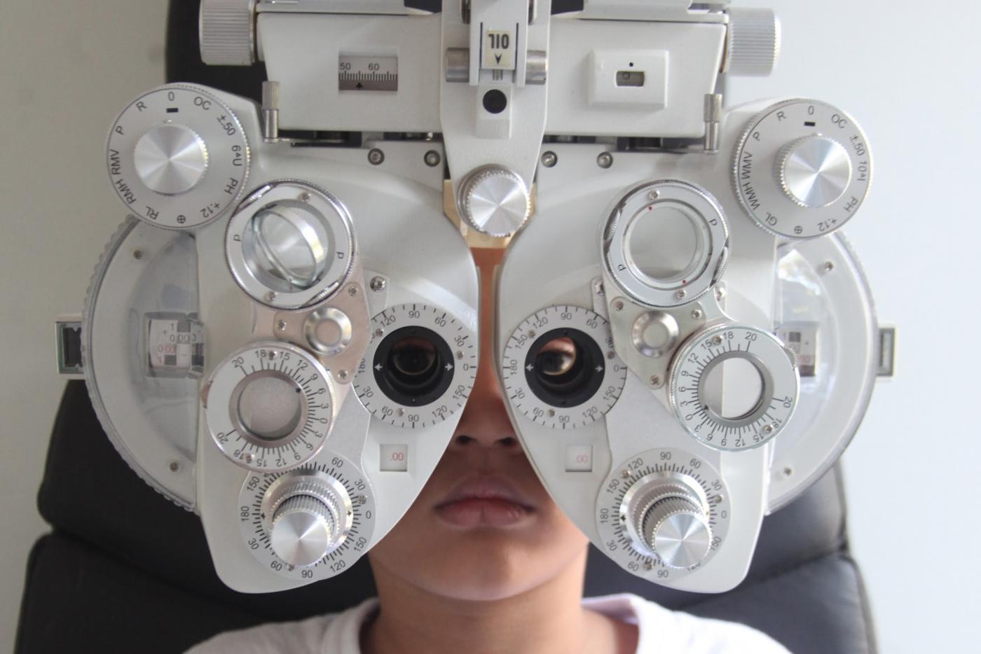 exame oftalmológico em criança. Equipamento em primeiro plano. #paratodosverem