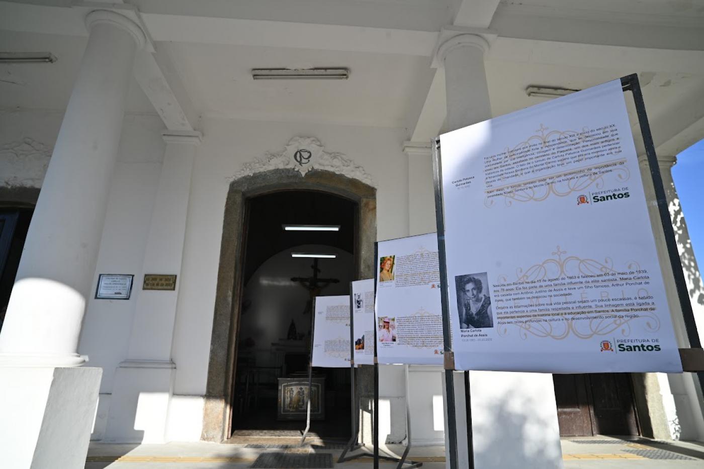 exposição com cartazes das homenageadas #paratodosverem 