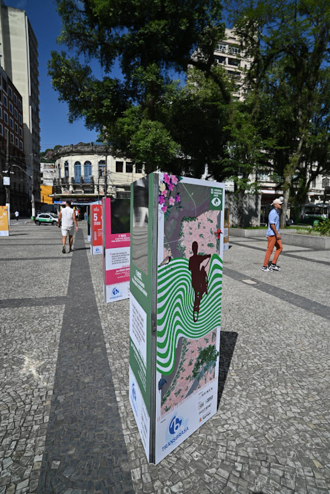 pessoas olham obras da exposição #paratodosverem 