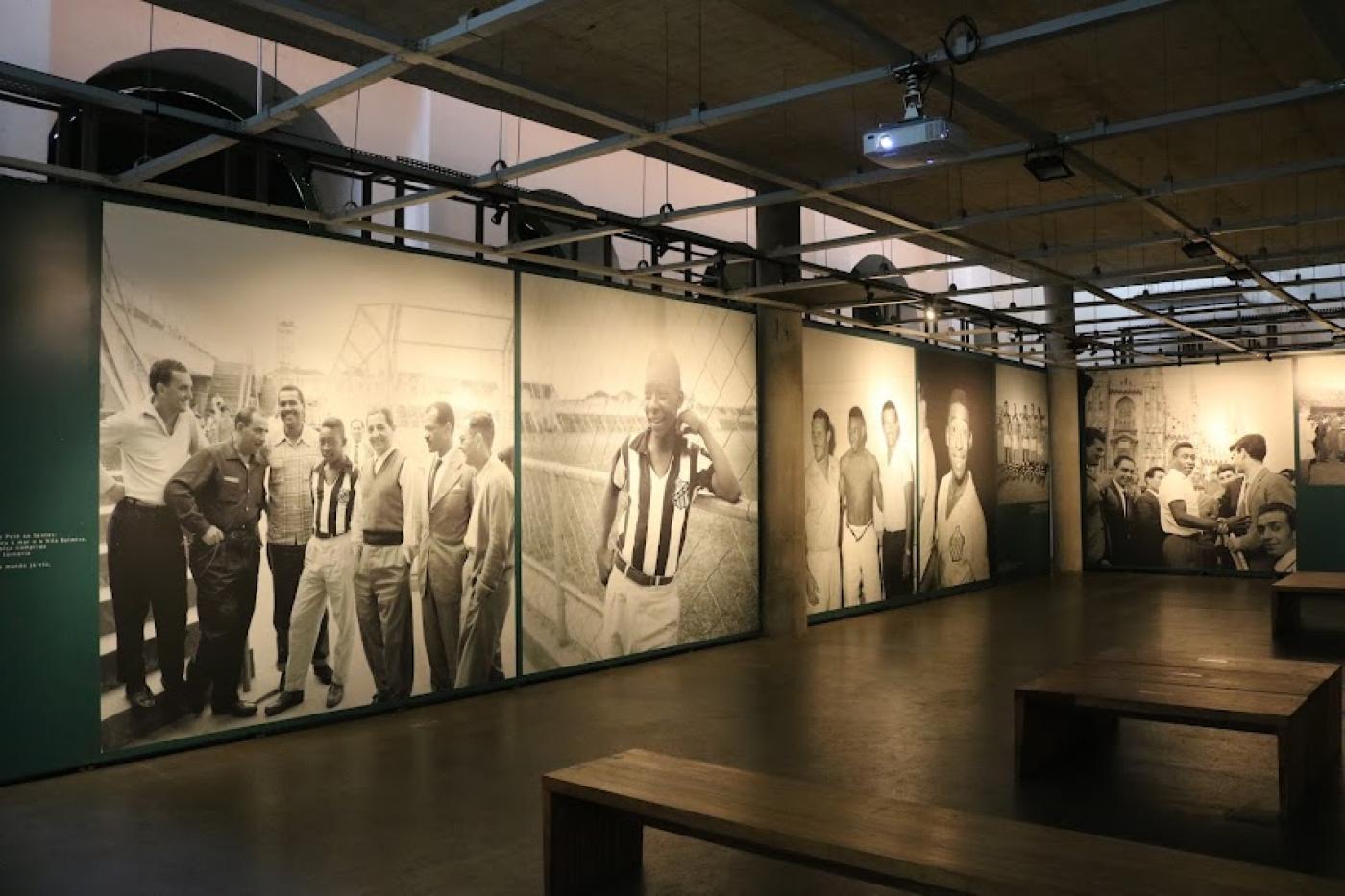 sala do museu pelé com grandes paineis com fotos do rei. #paratodosverem