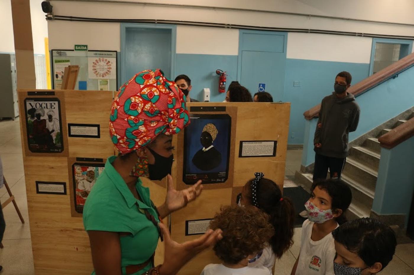 Mulher negra explica sobre exposição para alunso