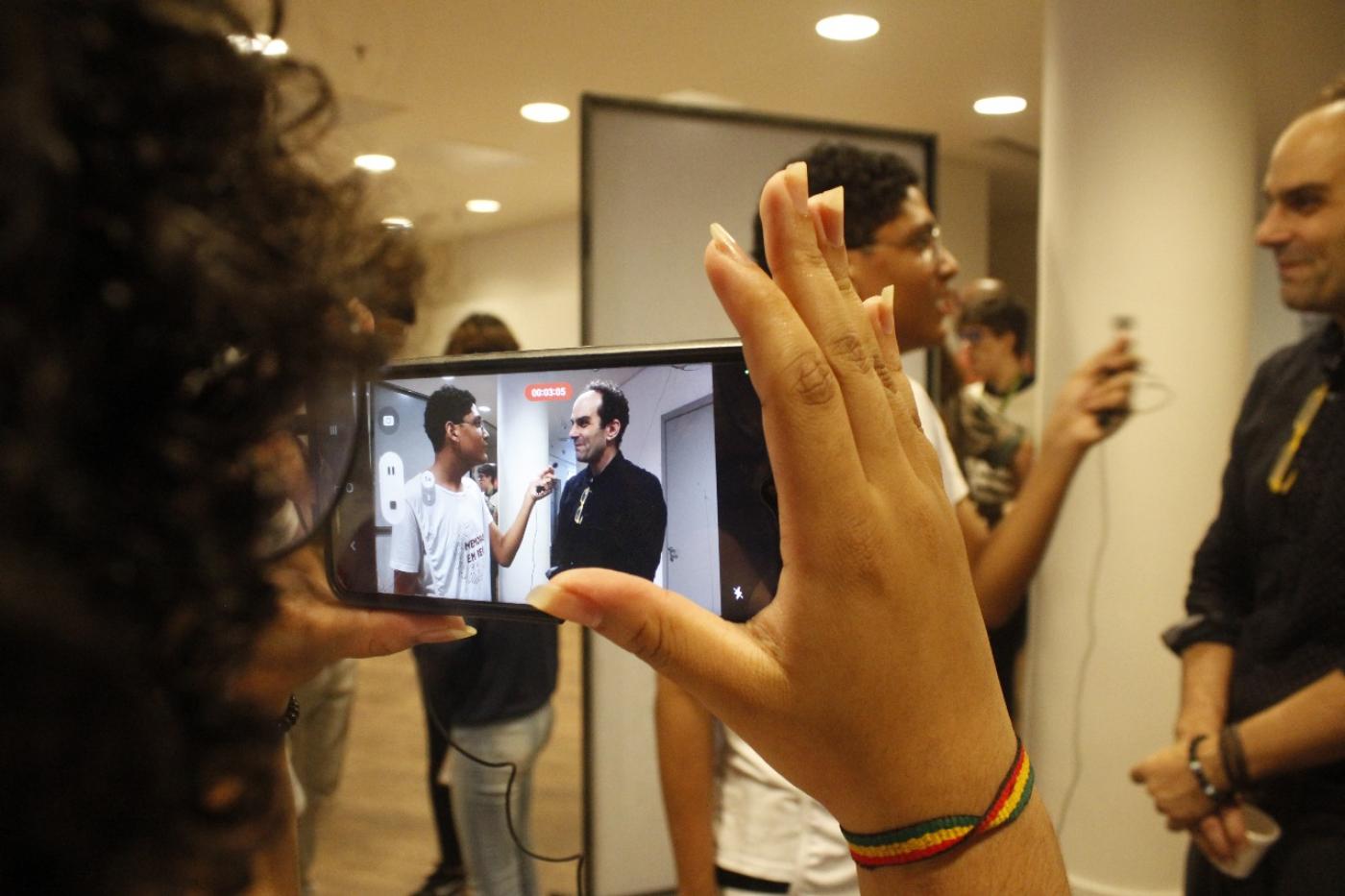 aluna filma com celular outro aluno fazendo entrevista #paratodosverem 