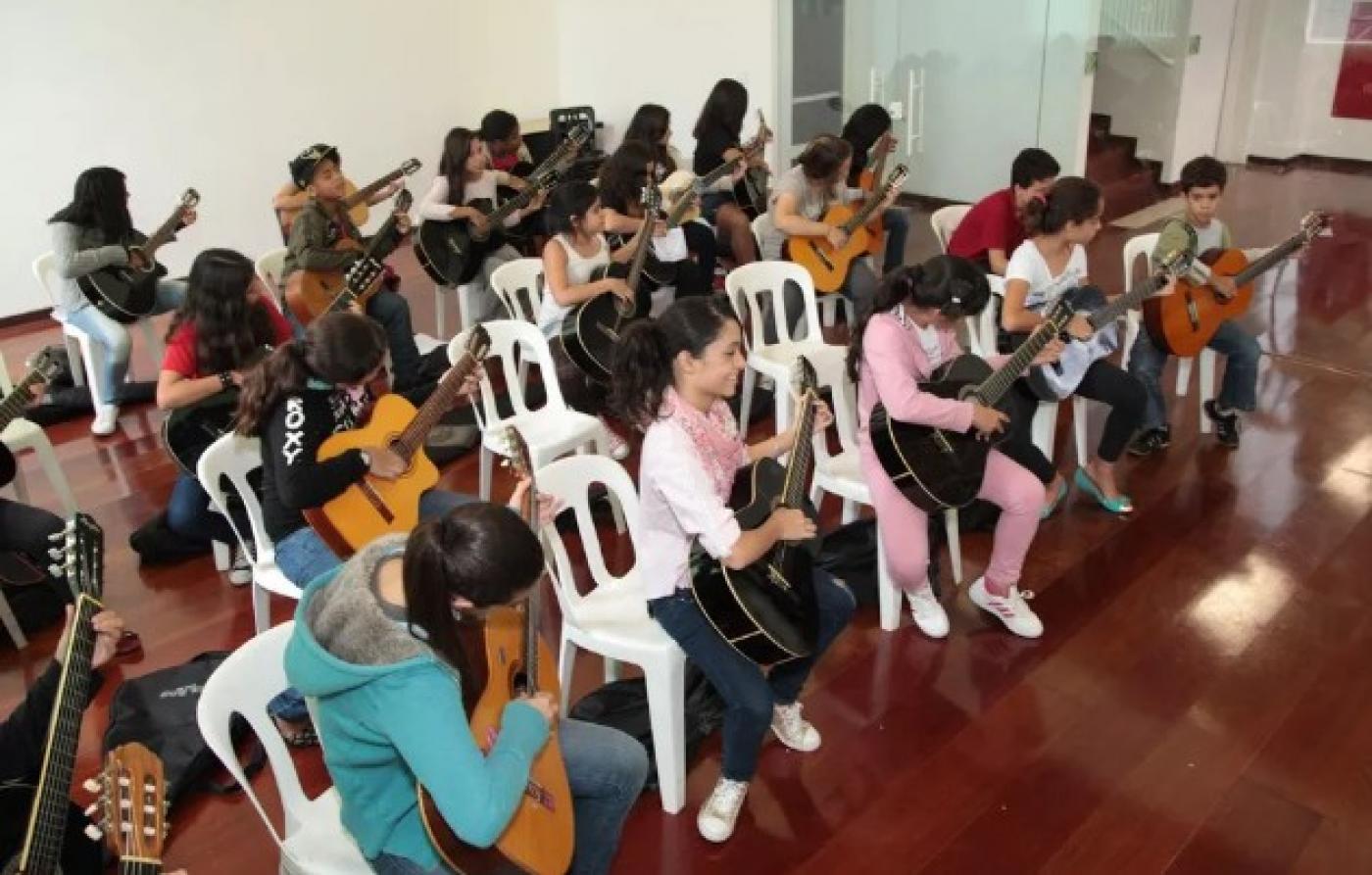 crianças tocando violão #paratodosverem