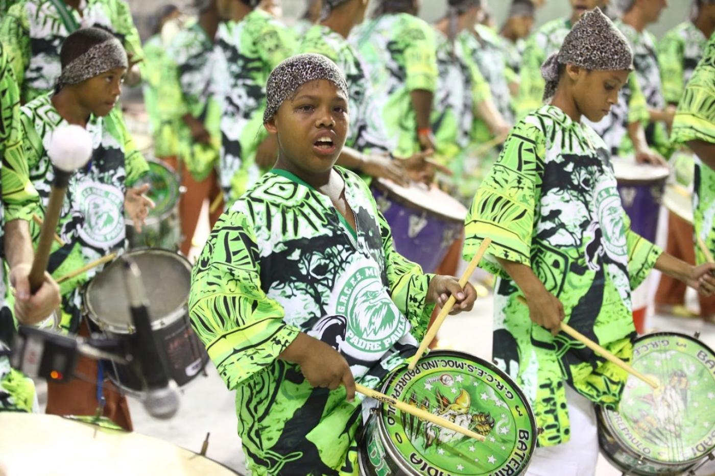 Ritmistas fantasiados em desfile de carnaval. #paratodosverem