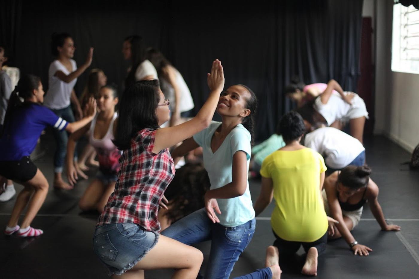 Jovens fazendo encenação teatral #paratodosverem