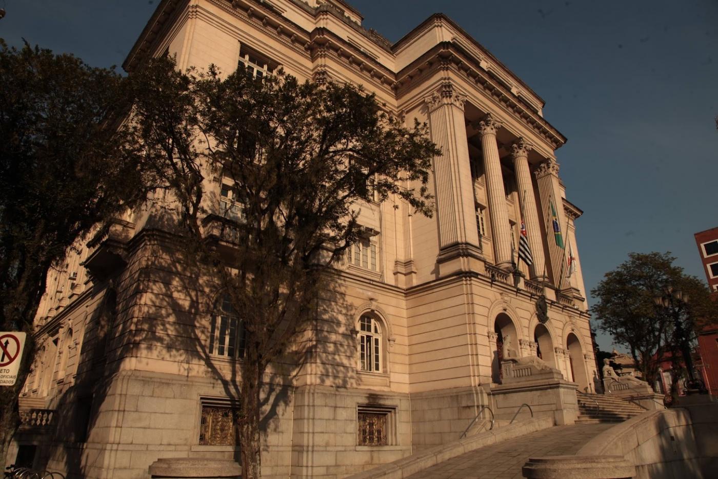fachada da prefeitura com árvore em primeiro plano à esquerda. #paratodosverem 
