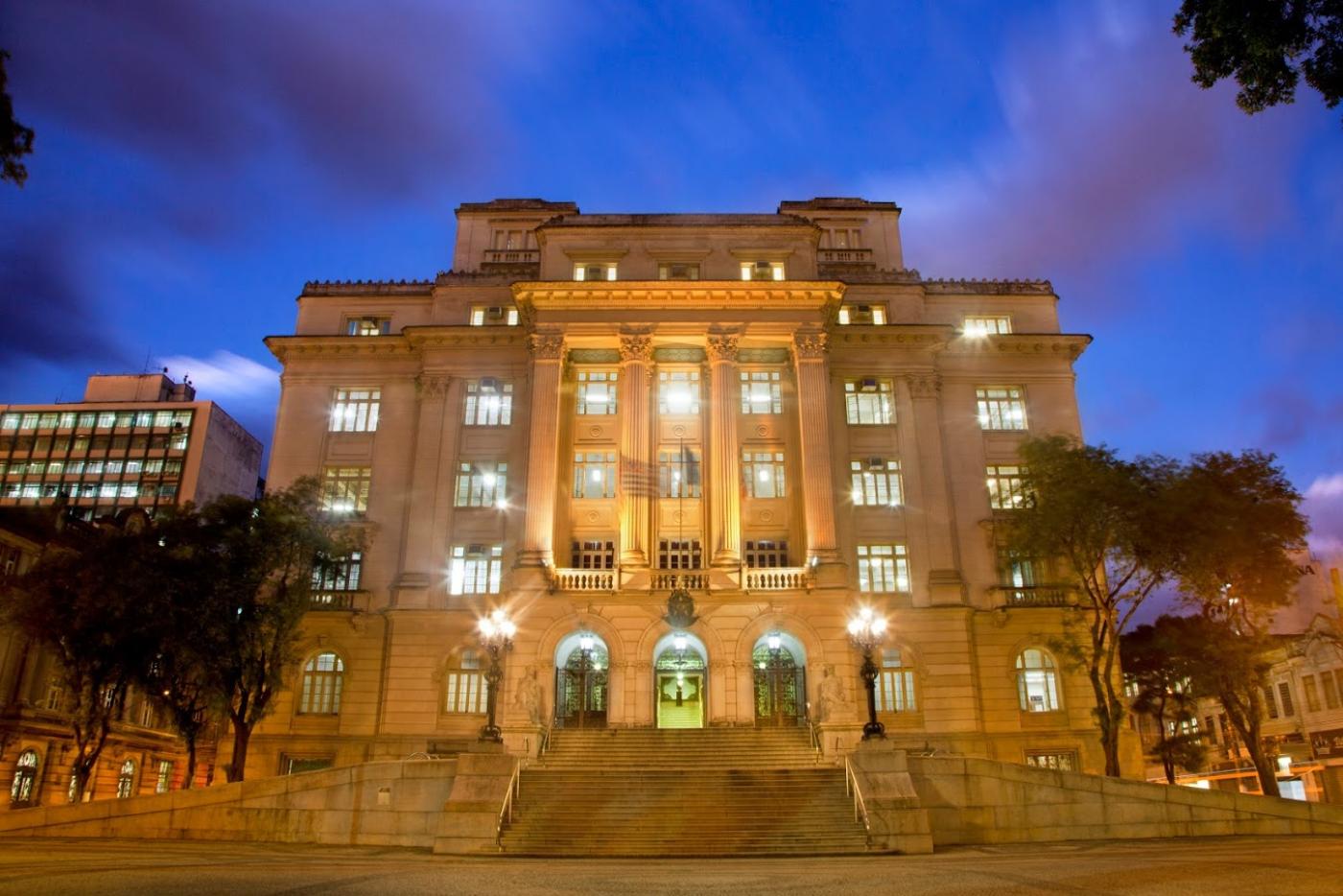 A fachada do Palácio José Bonifácio iluminada ao anoitecer. #Paratodosverem