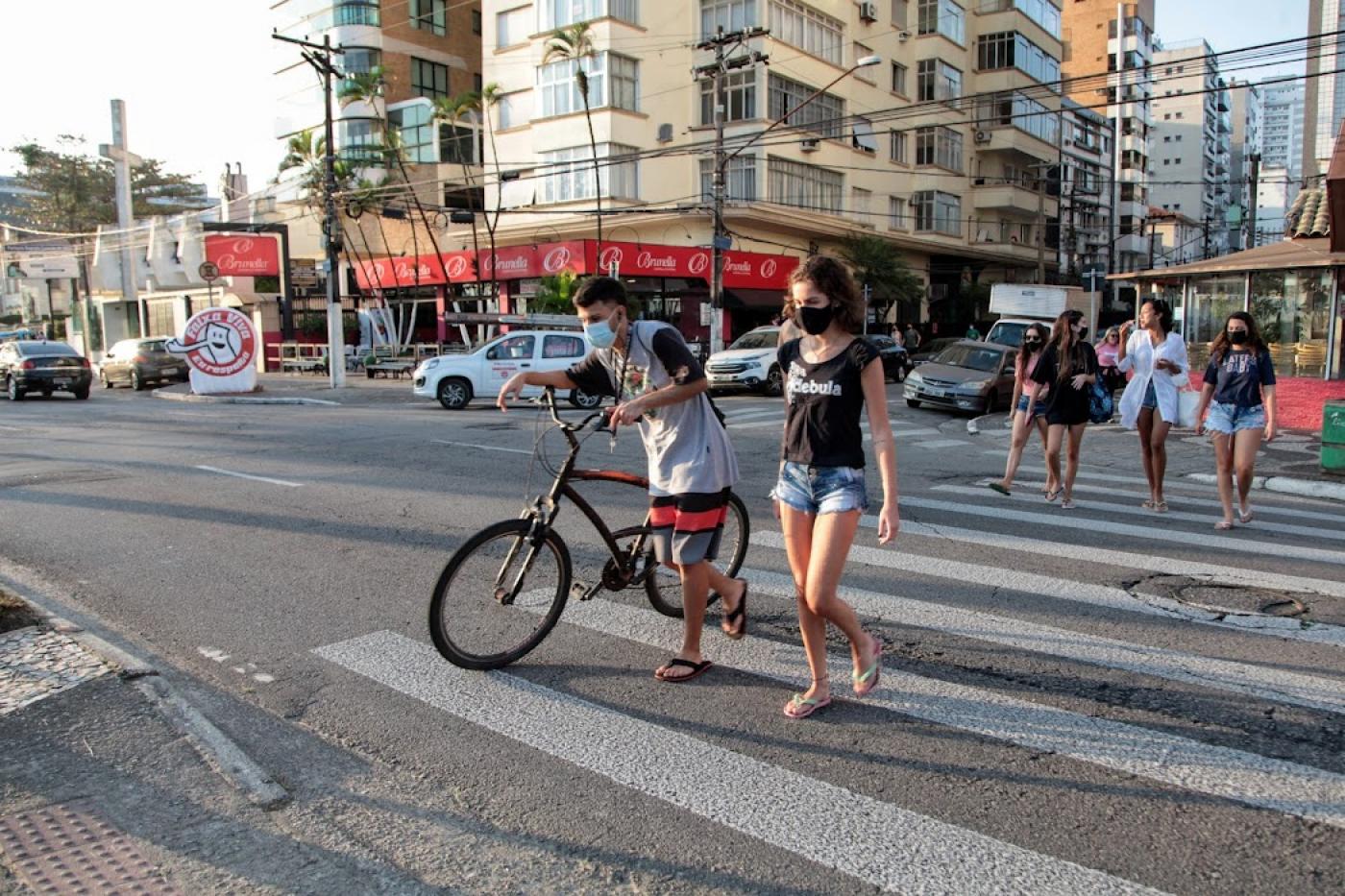 pessoas atravessando na faixa na avenida da praia #paratodosverem