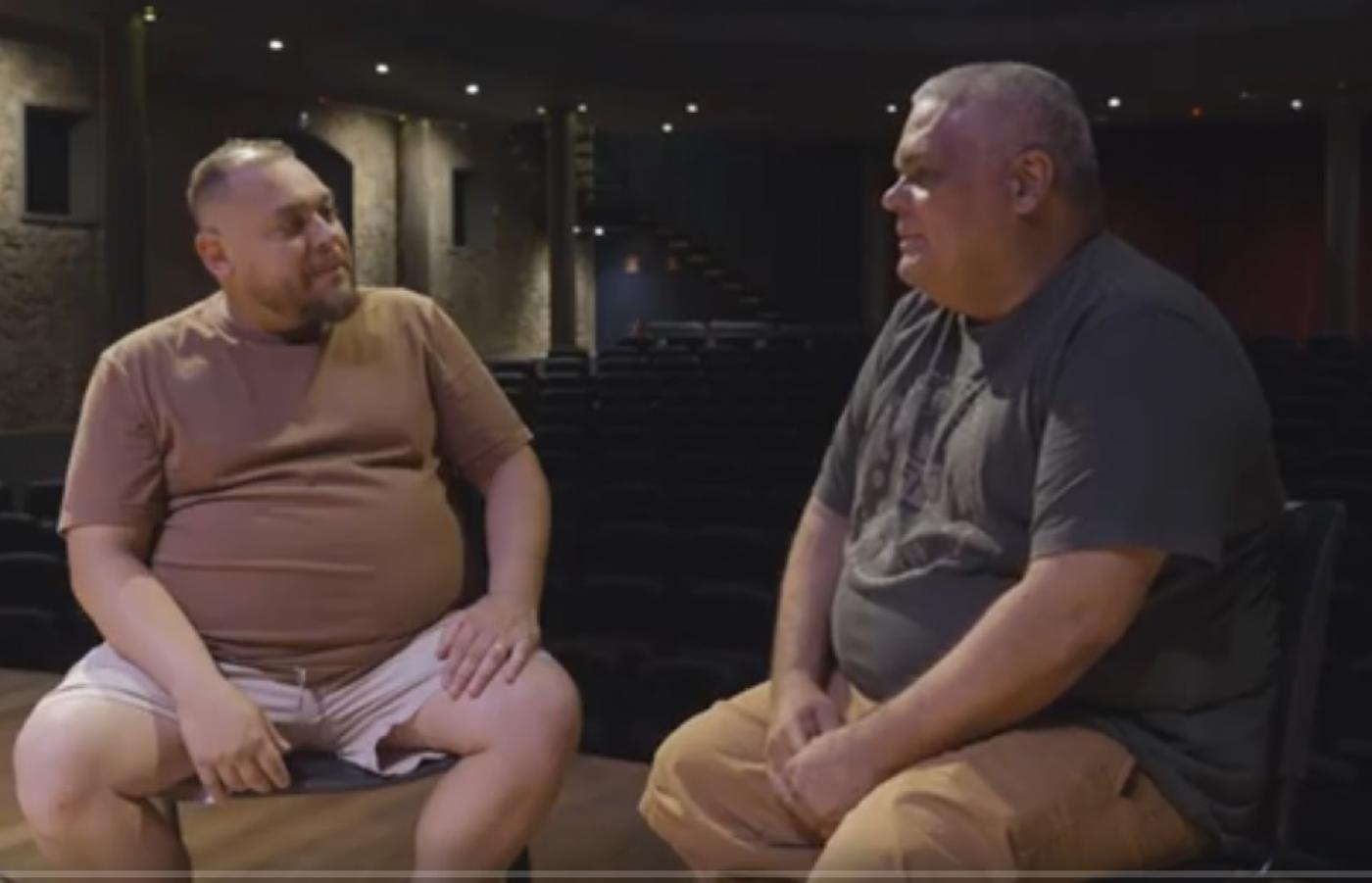 dois homens sentados e conversando. #paratodosverem
