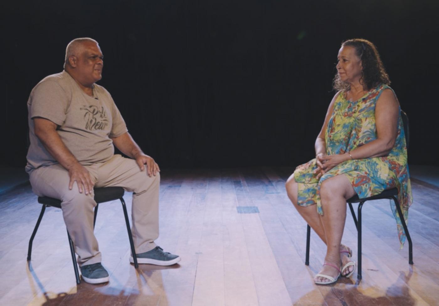 artistas conversam frente a frente #paratodosverem