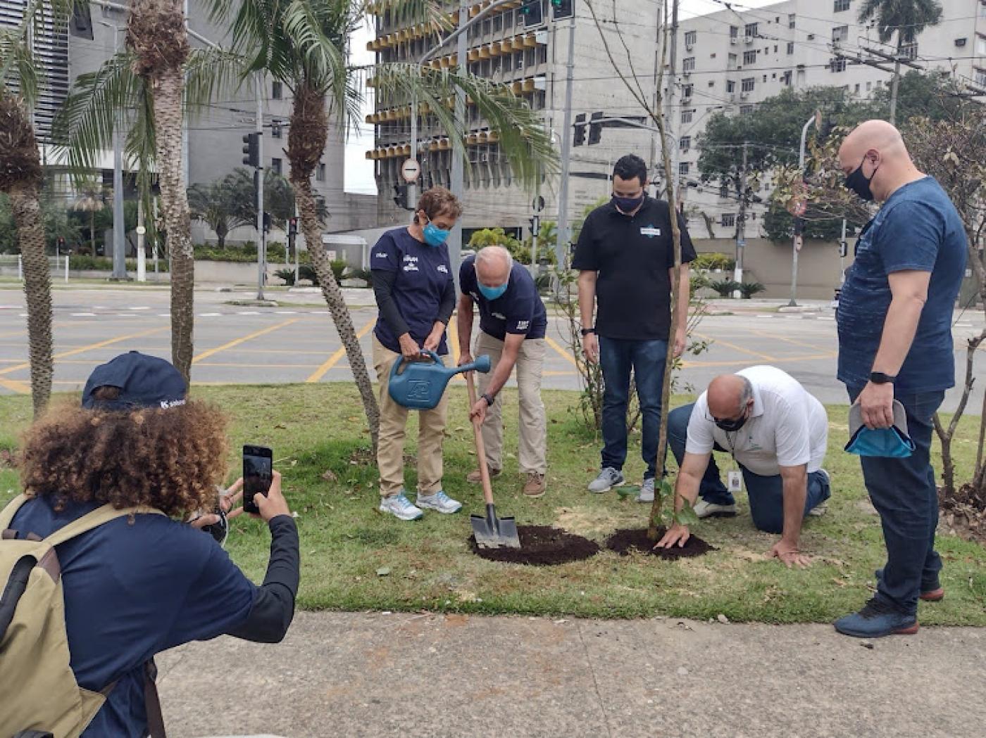 Integrantes da expedição plantam árvore. #pracegover