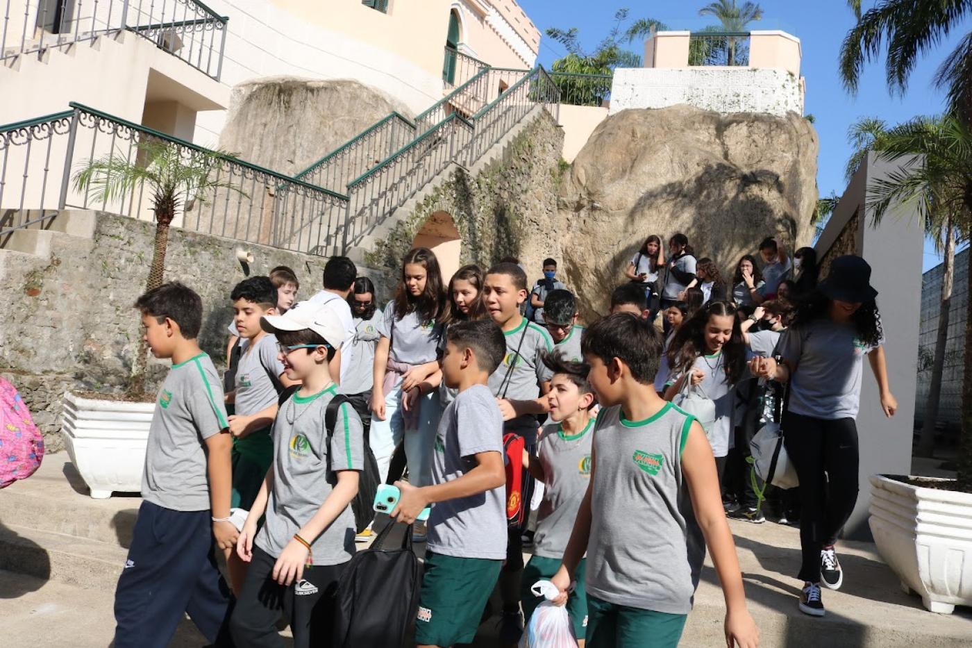 crianças visitando o outeiro #paratodosverem 