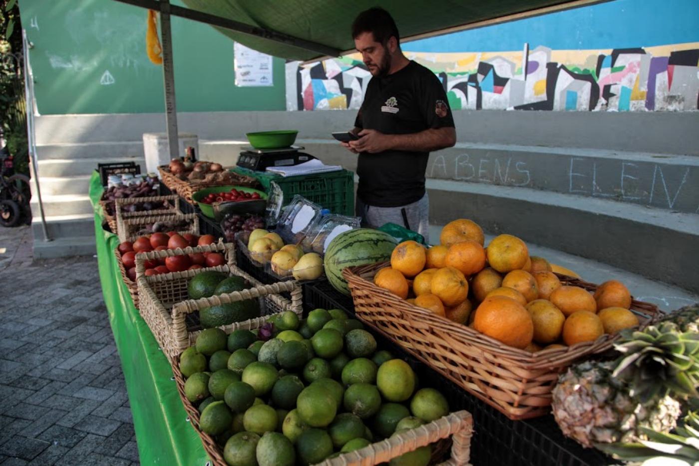 barraca de feira com fruta #paratodosverem