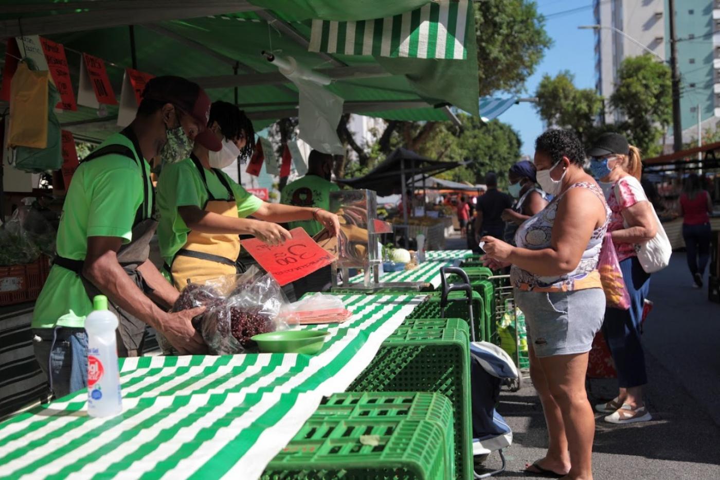 Clientes comprando produtos na feira livre #paratodosverem