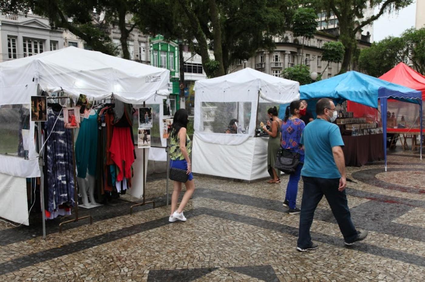 barracas montadas na praça mauá com pessoas circulando em torno. #paratodosverem