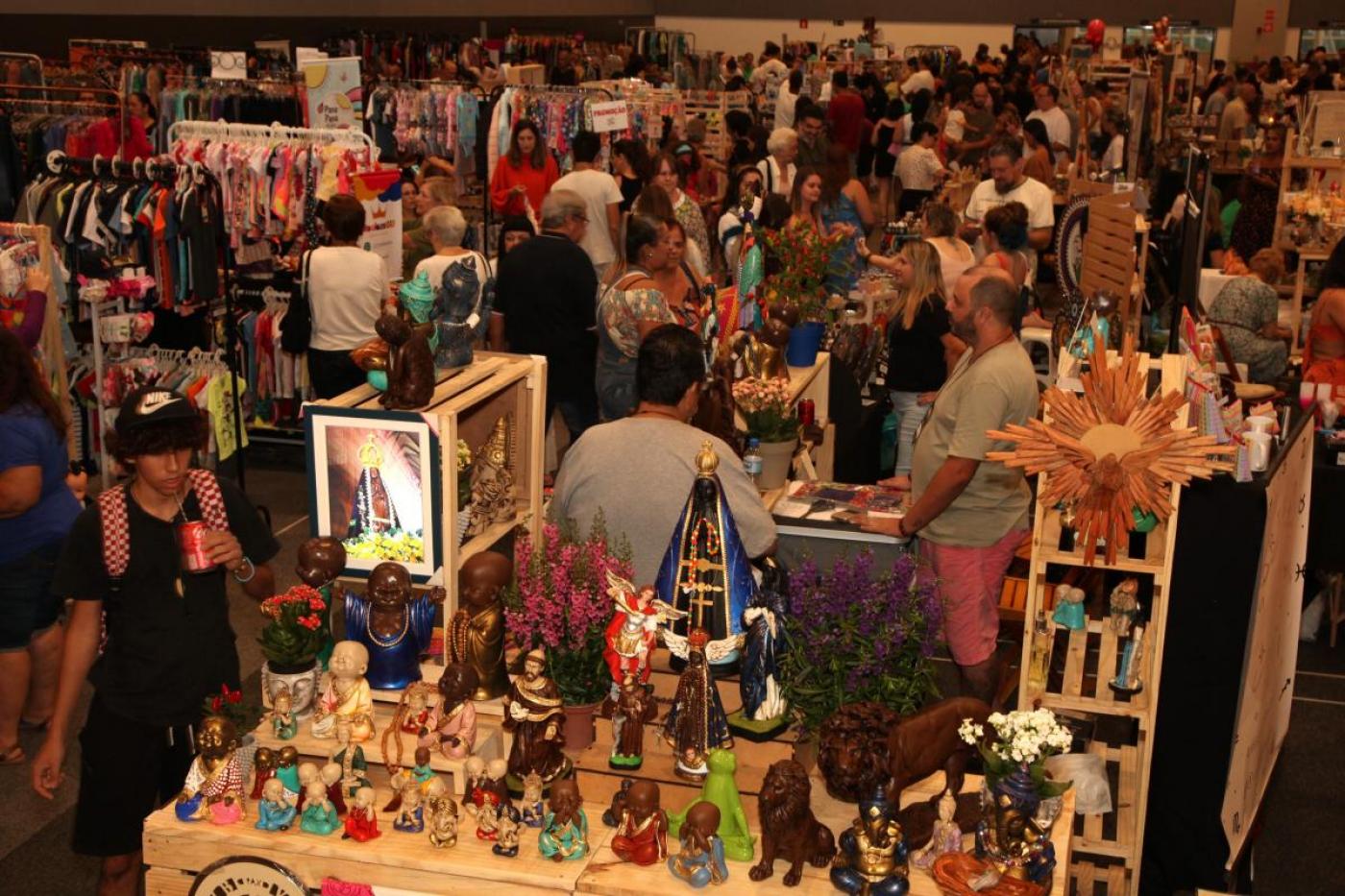 pessoas comprando na feira #paratodosverem