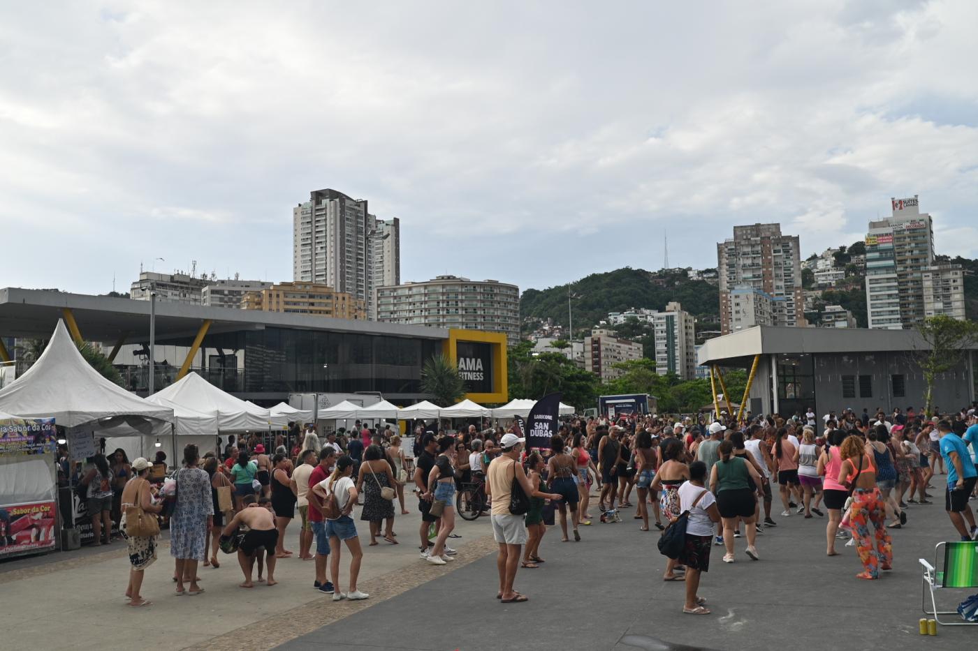 barracas de feira no novo quebra mar #paratodosverem 