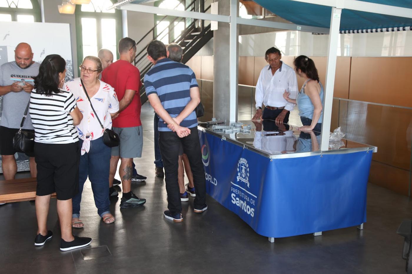 pessoas conhecendo nova barraca #paratodosverem