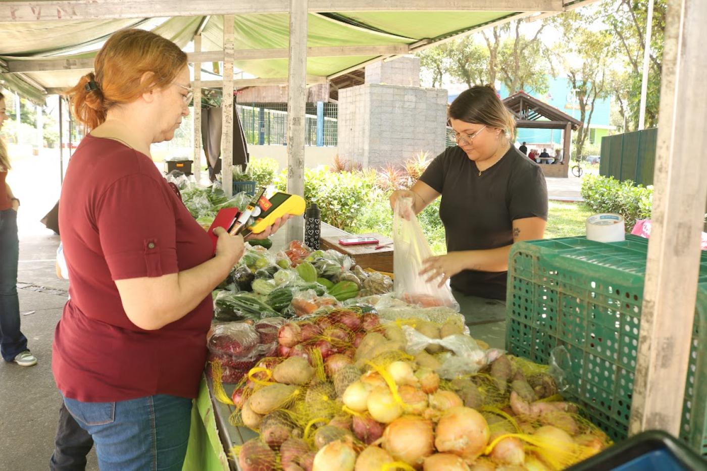mulher comprando produto organico #paratodosverem 