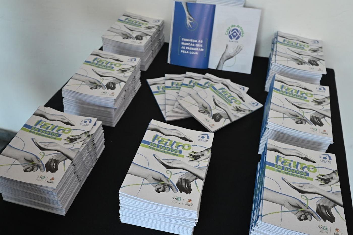 catálogos em mesa #paratodosverem 