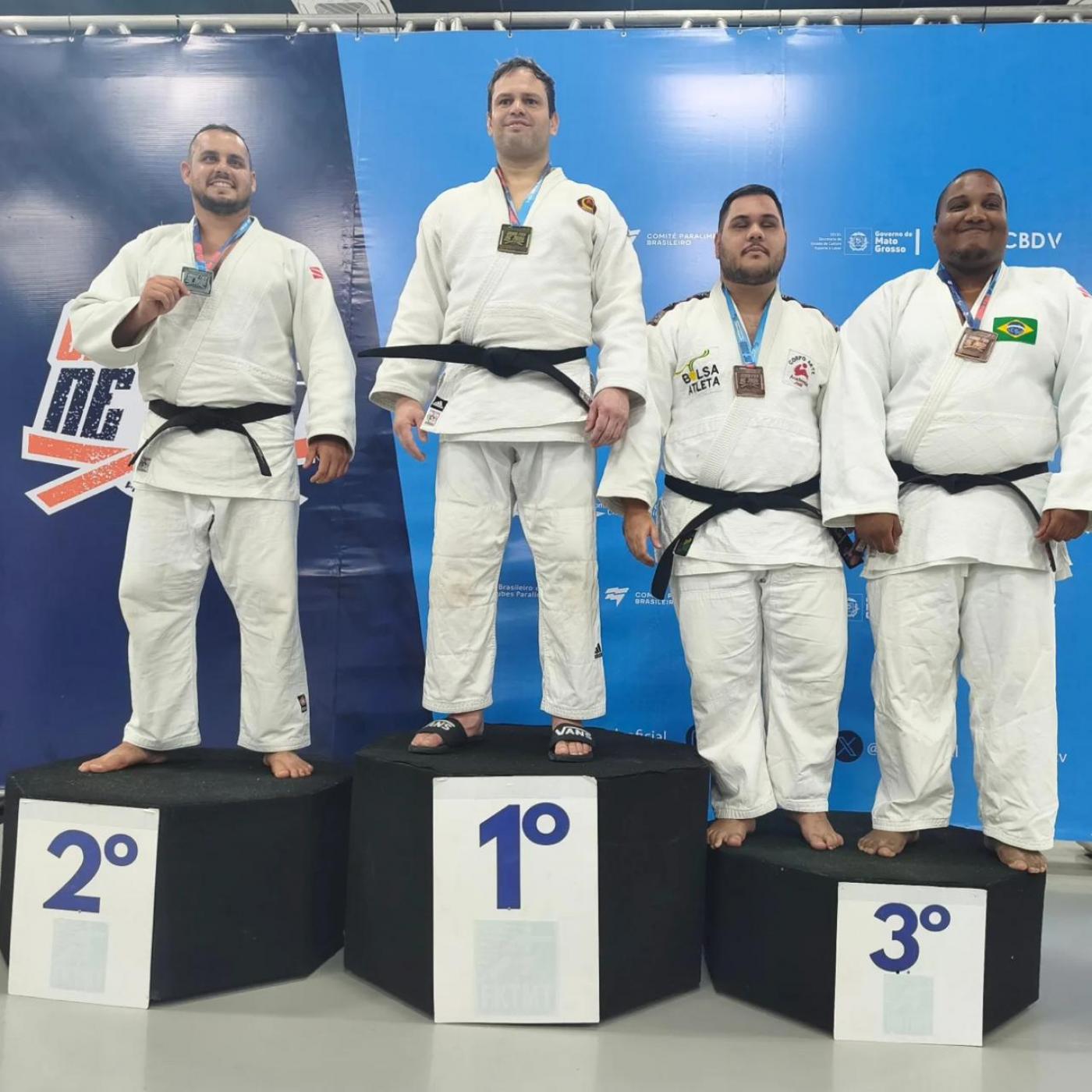 Pódio do judô paralímpico, com Felipe campeão. #Paratodosverem