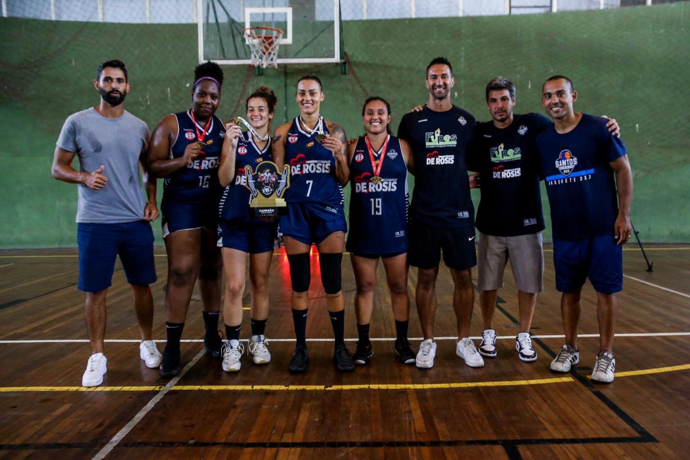 as equipes feminina e masculina posam para foto com as medalhas. #paratodosverem