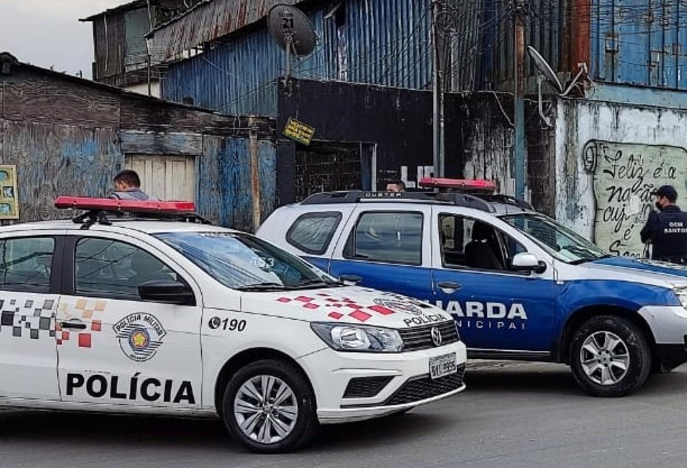 viaturas da polícia militar e da guarda municipal paradas em frente a um estabelecimento. #paratodosverem