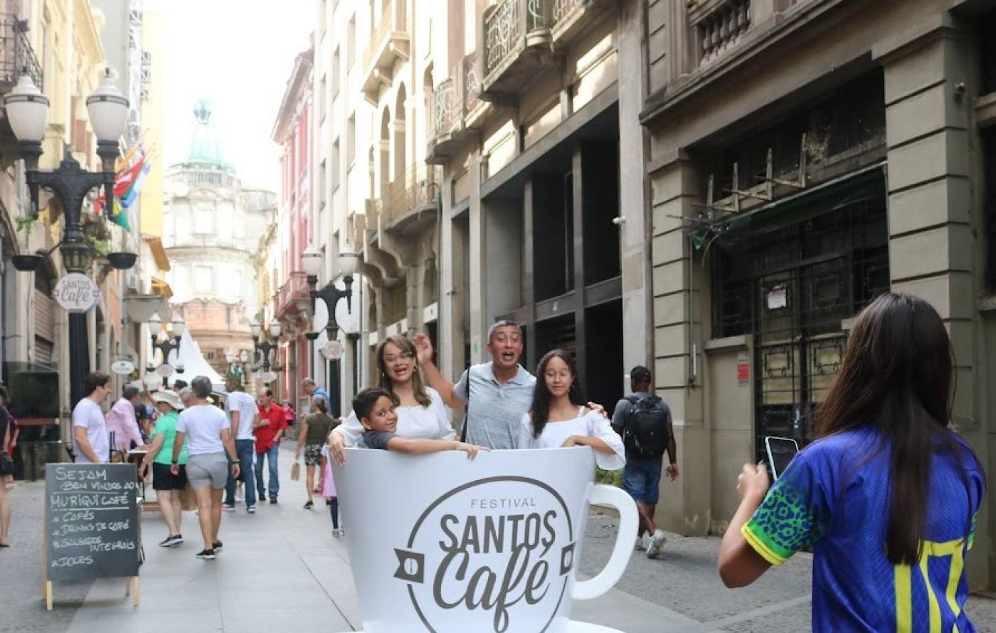 pessoas tiram foto em ponto instagramável do festival #paratodosverem
