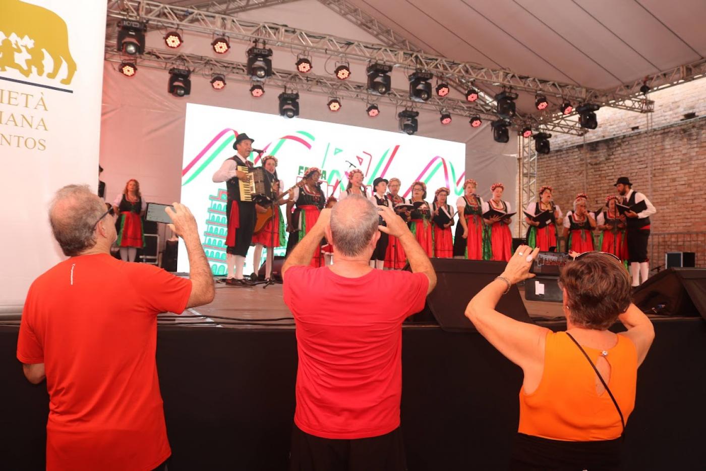 pessoas fotografam apresentação de dança #paratodosverem 