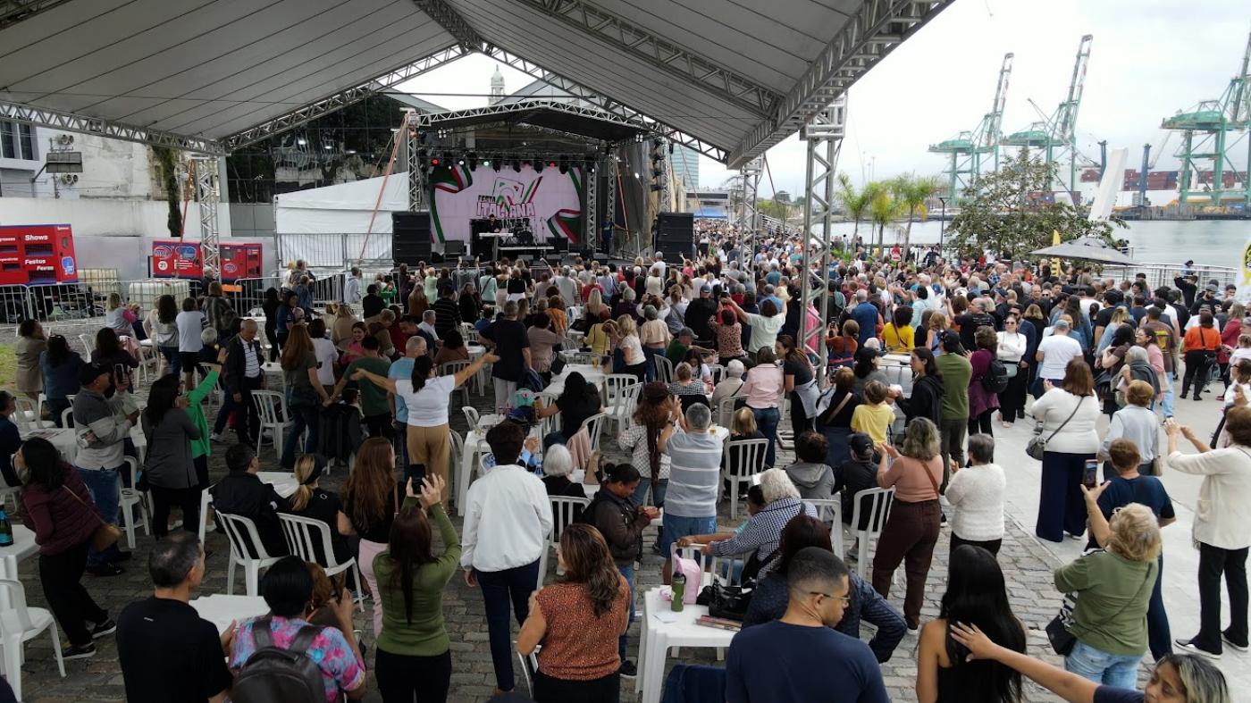 pessoas acompanhando o evento #paratodosverem 