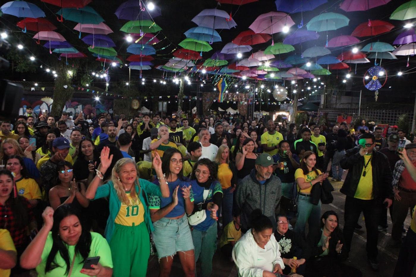 Torcida vendo o jogo na Quermesse. #Paratodosverem