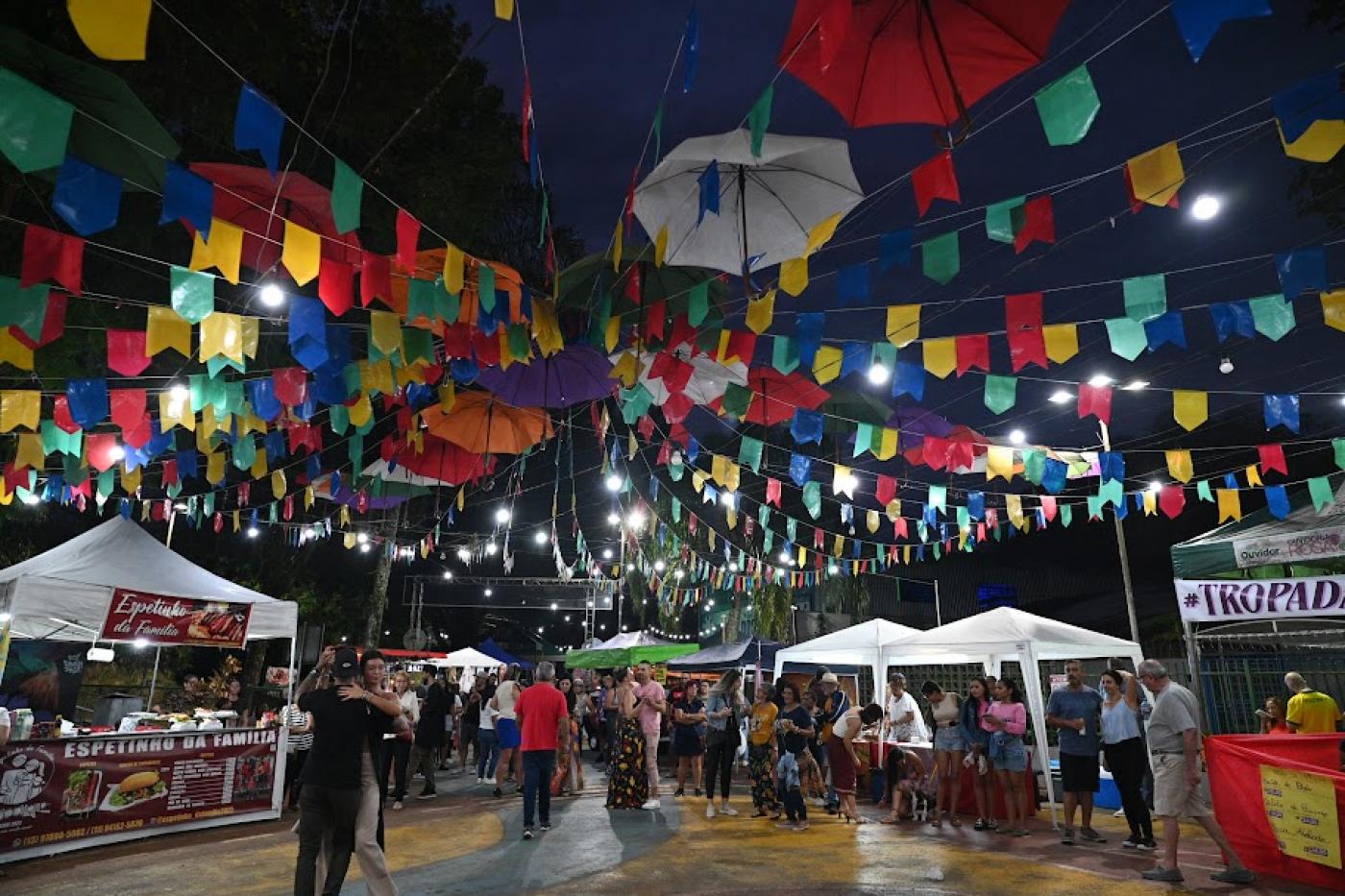 salão a céu aberta com festa decorado por bandeirinhas. #paratodosverem