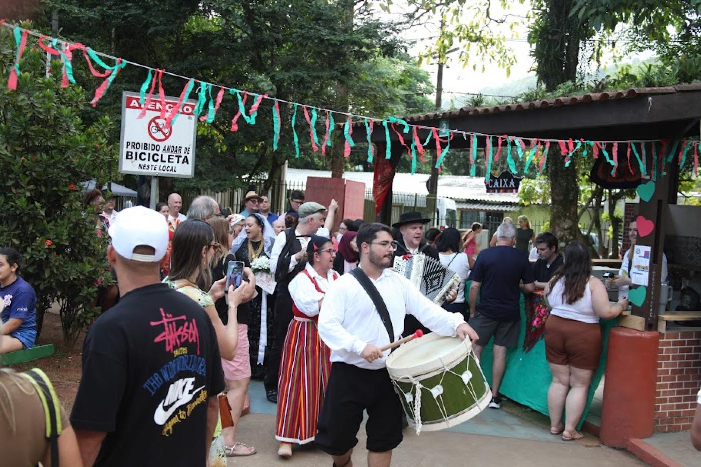 pessoas participando da festa #paratodosverem