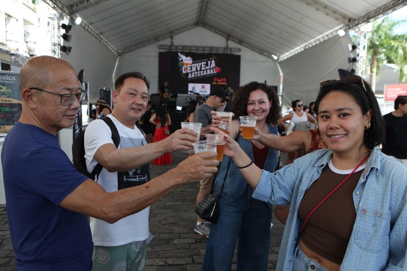 pessoas brindando com cerveja #paratodosverem