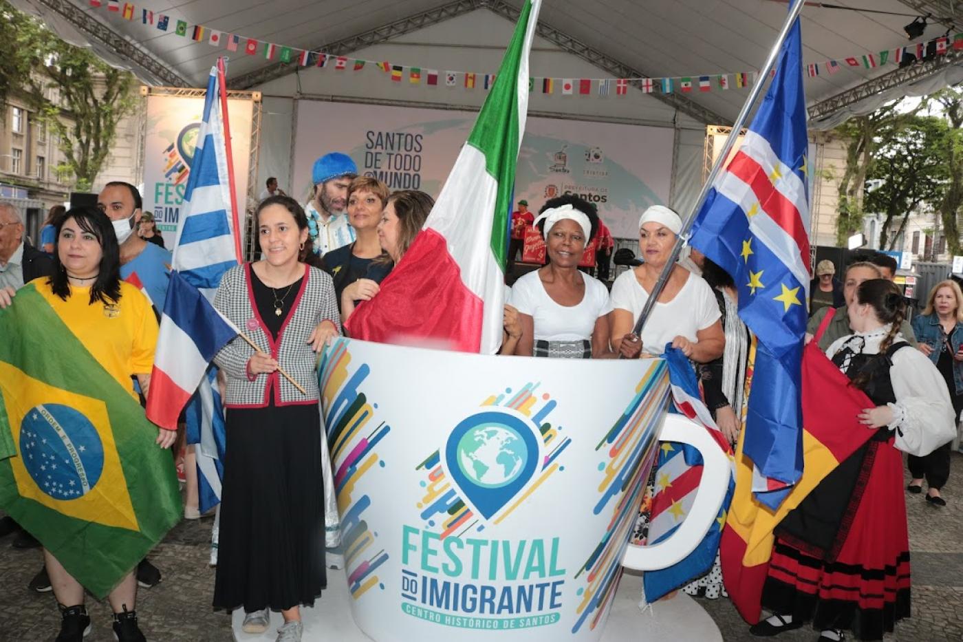 pessoas com bandeiras em xícara do evento #paratodosverem