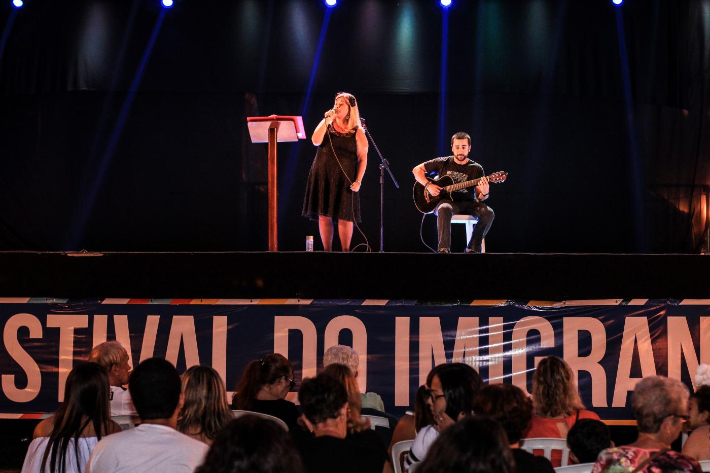 Dupla de músicos se apresenta no palco da festa. #pracegover