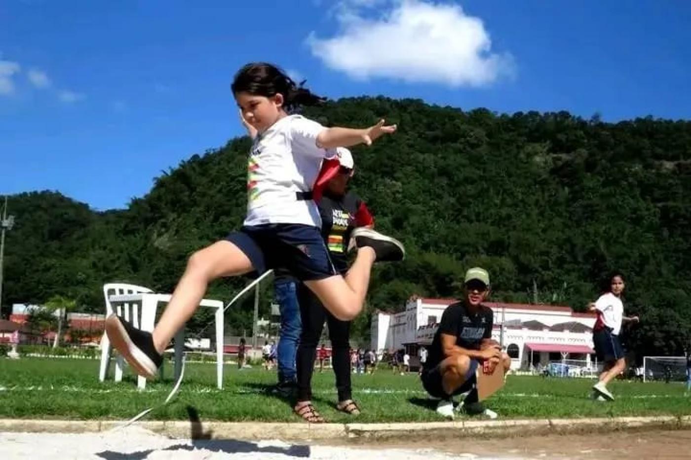 Criança participa de atletismo #Paratodosverem