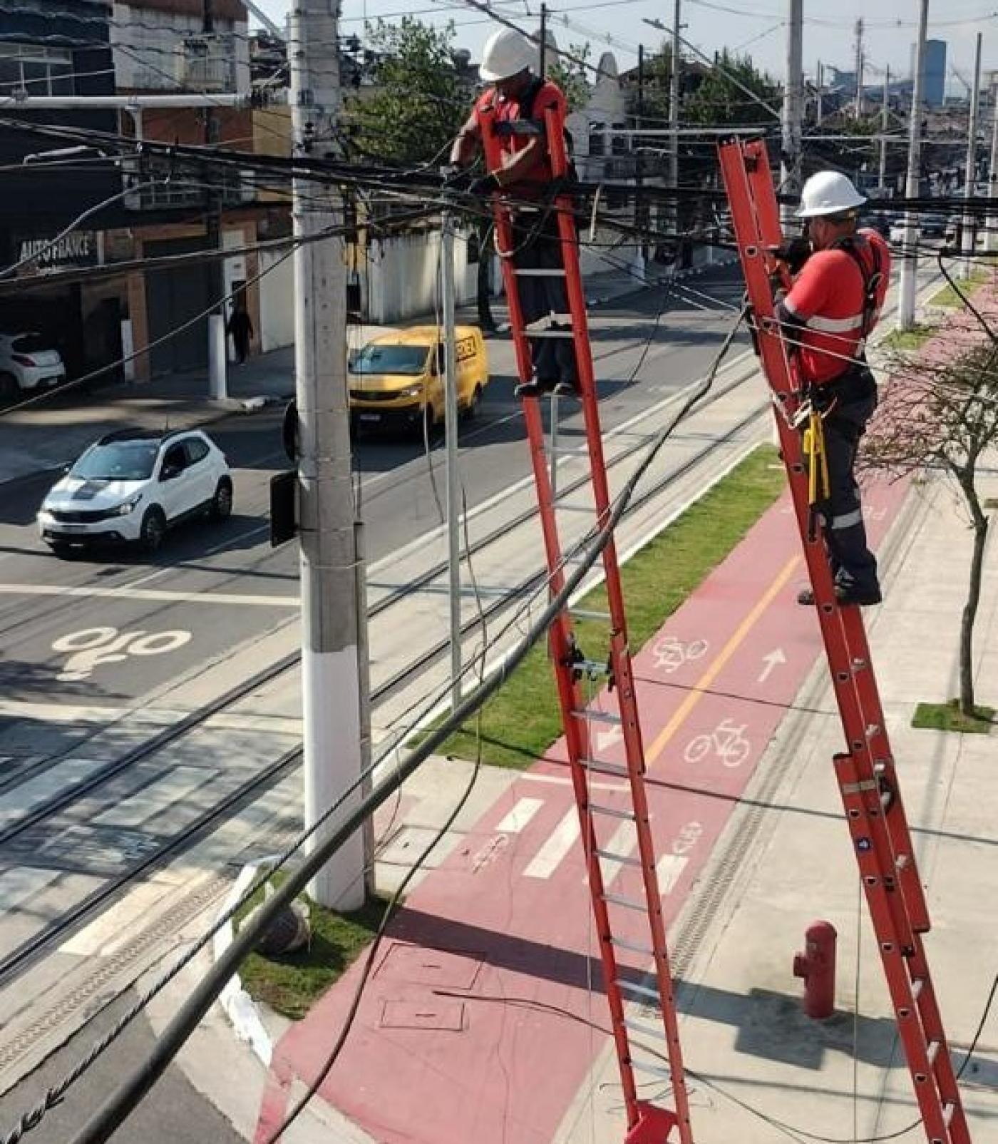 operários atuando para retirar fios de poste #paratodosverem