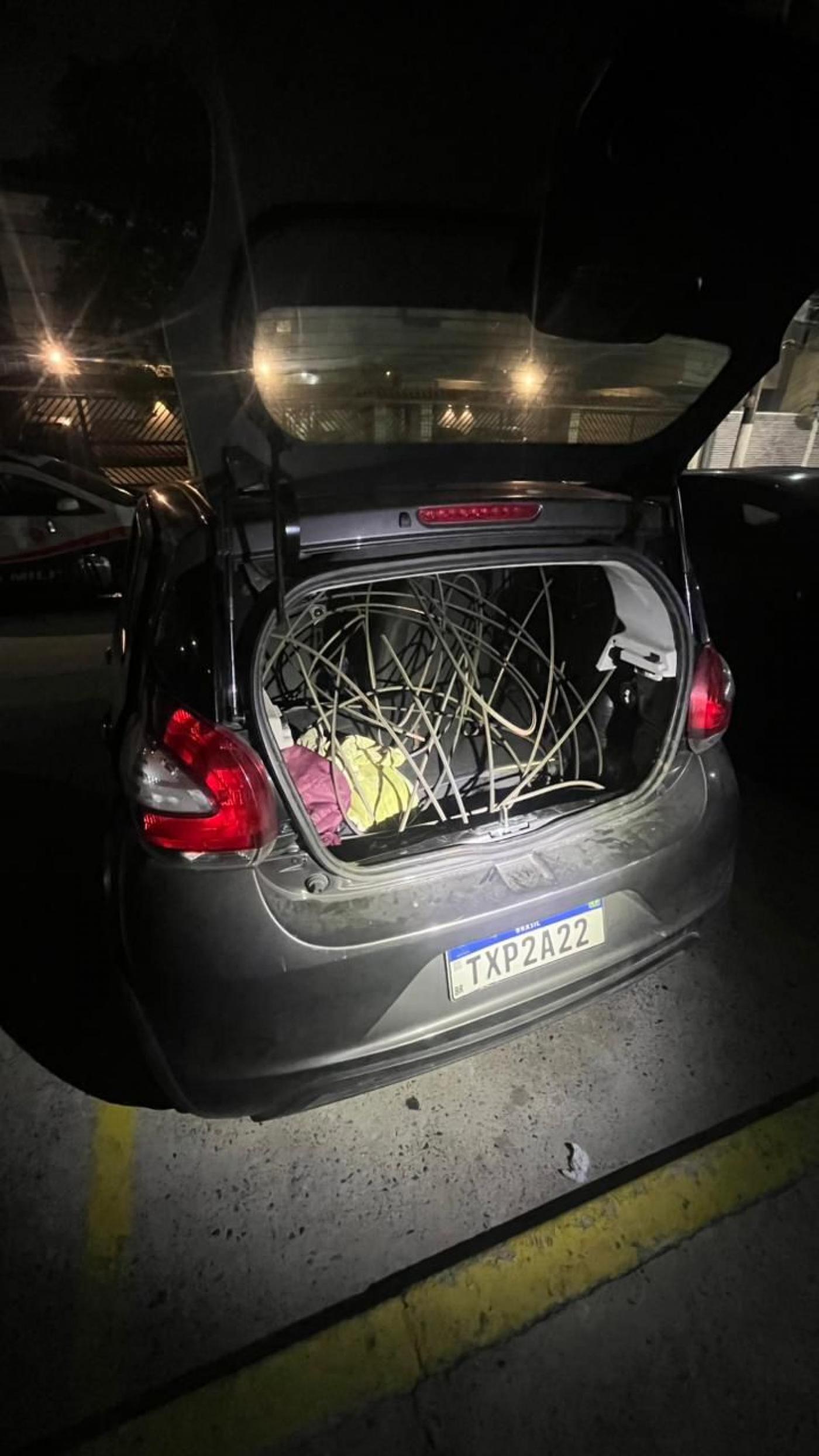 fios dentro de porta malas de carro #paratodosverem 